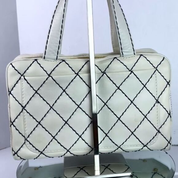 CHANEL White Quilted Handbag - Picture 2 of 13
